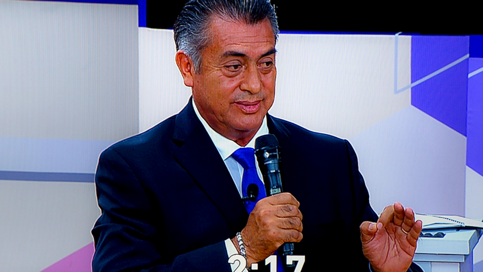 'El Bronco' le da a todos pero no recibe de nadie