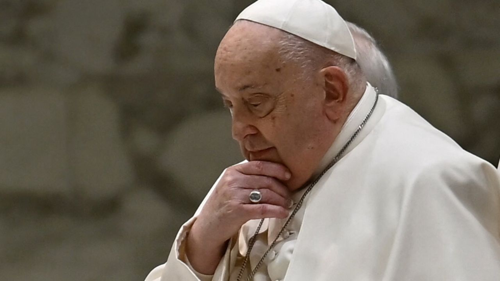 El Papa Francisco agradece oraciones y destaca la "absurda" realidad de la guerra desde el hospital