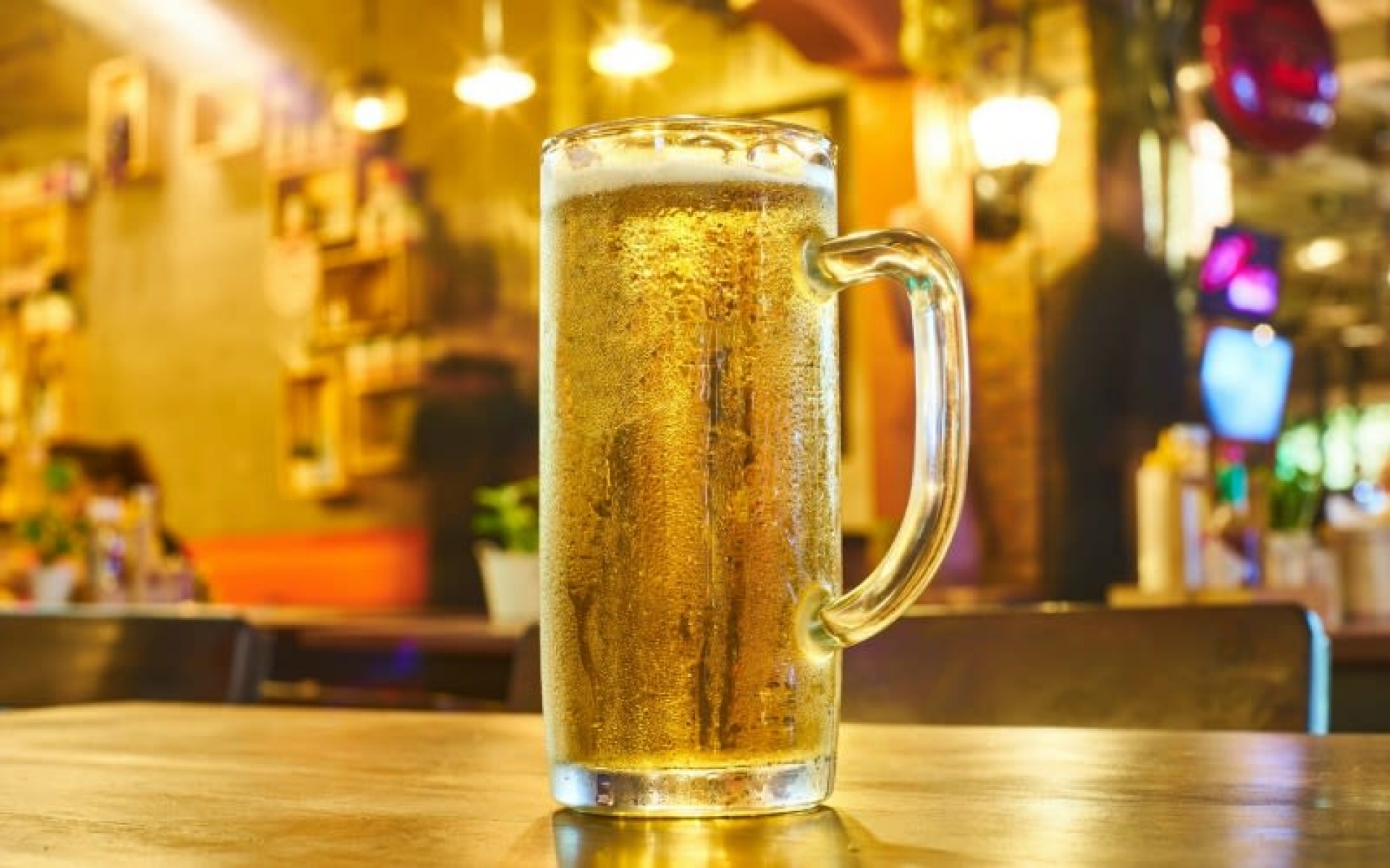 Estas son las razones por las cuales no debes pedir que te sirvan la cerveza en un vaso congelado