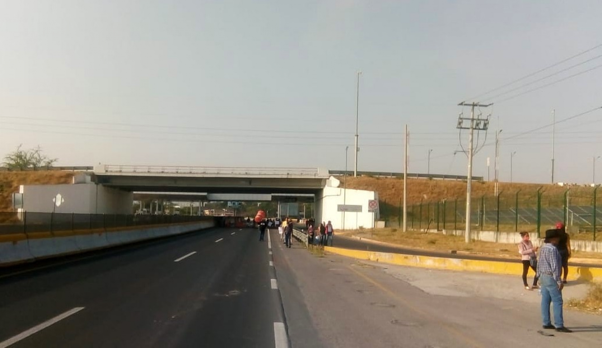 Se manifiestan comerciantes de Emiliano Zapata en la autopista México-Acapulco