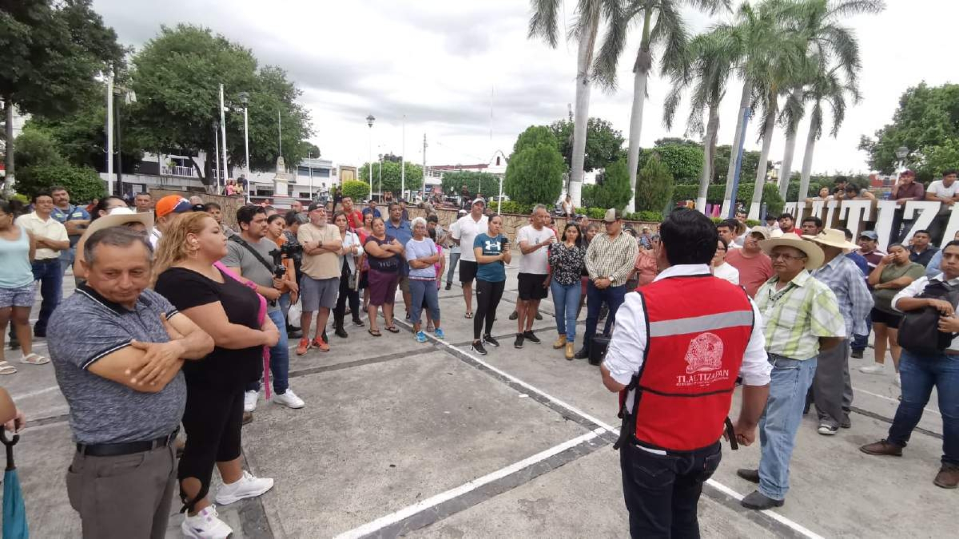 Sin escuchar a ciudadanos, edil de Tlaltizapán da inicio a remodelación del zócalo