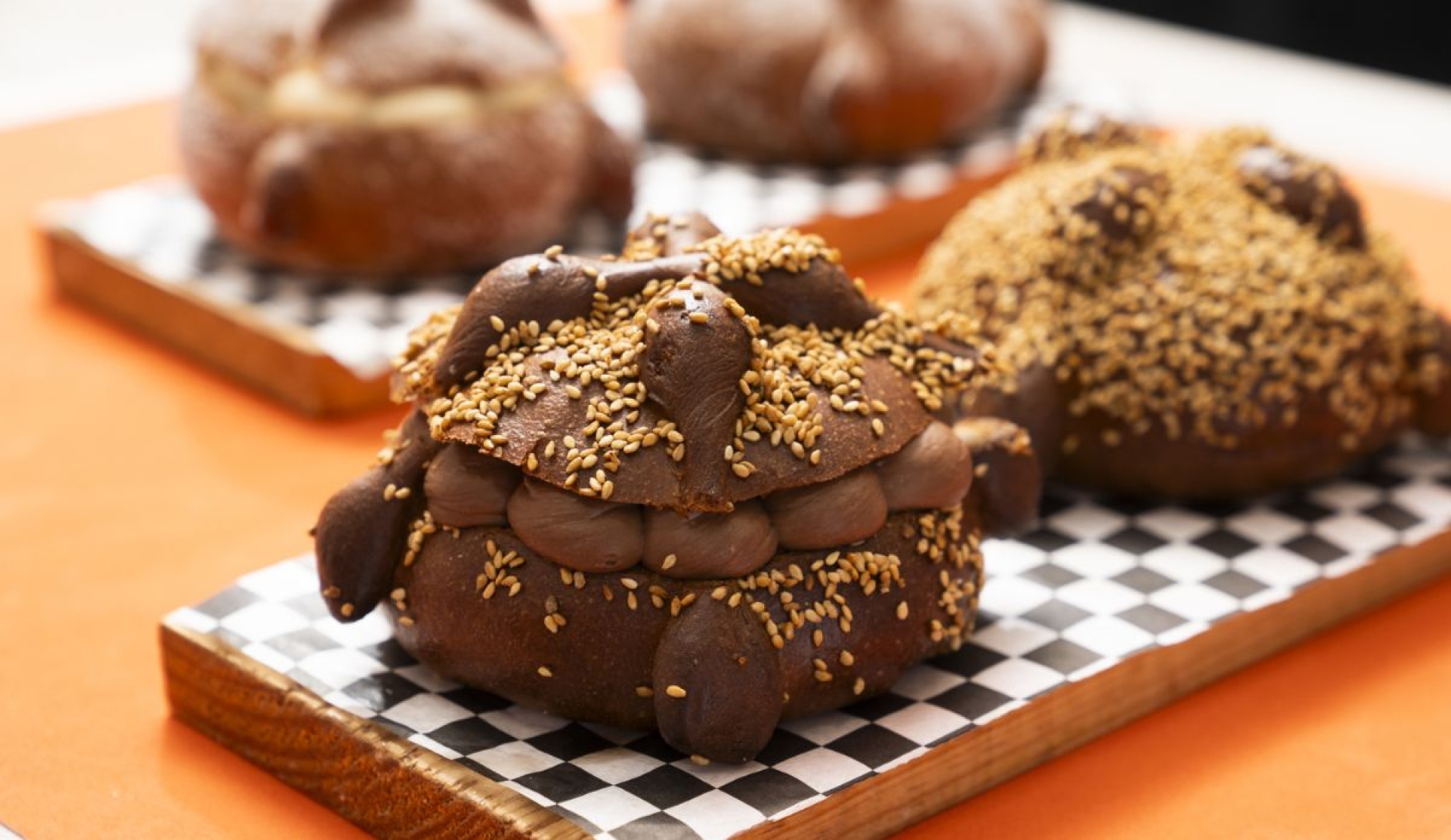Relleno cremoso de chocolate y queso para pan de muerto tradicional