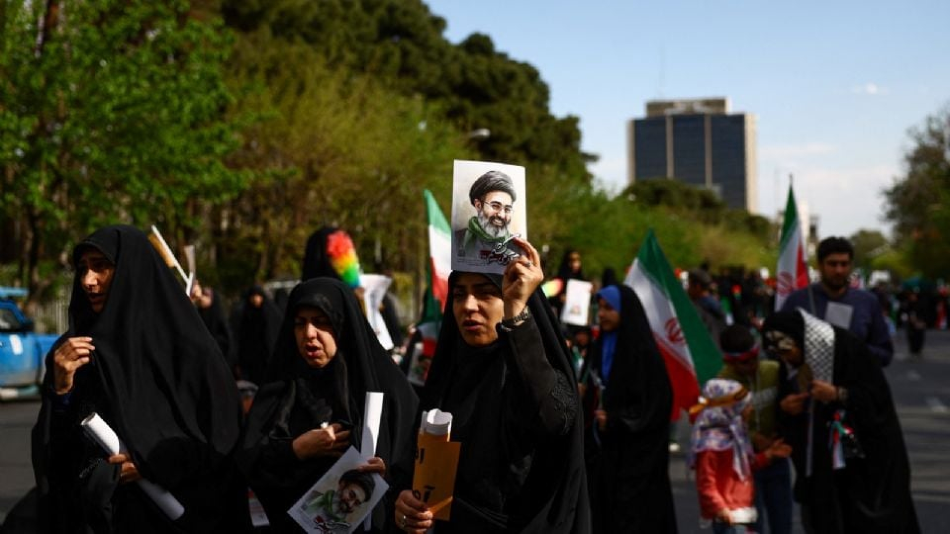 Iraníes forman cadenas humanas para proteger centrales eléctricas
