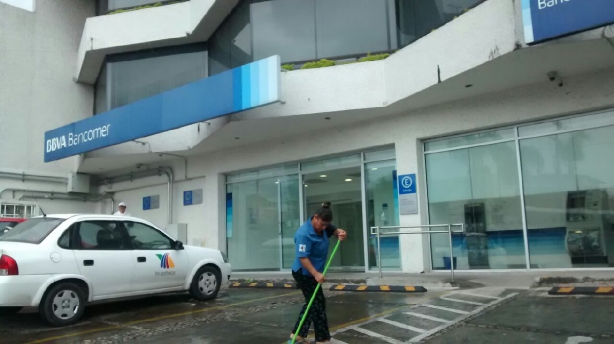 Un abogado y dos asaltantes se enfrentaron a balazos