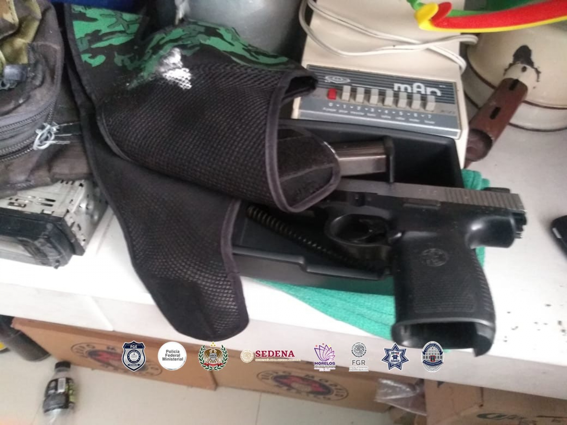 Decomisa FGE armas, droga, cartuchos, vehículos y autopartes durante cateo en Ayala
