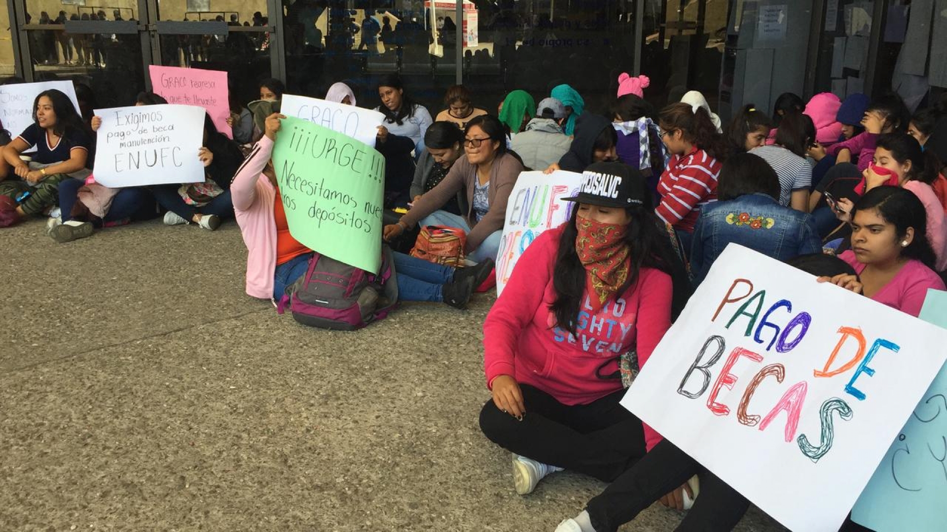 Estudiantes de la normal de Cuautla se manifiestan en Cuernavaca