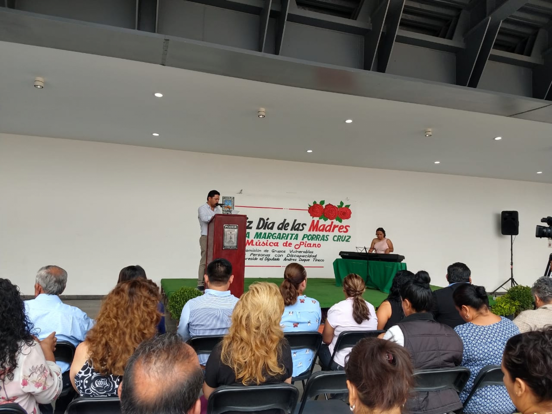 Ofrecen concierto en la explanada del Congreso por el Día de las Madres