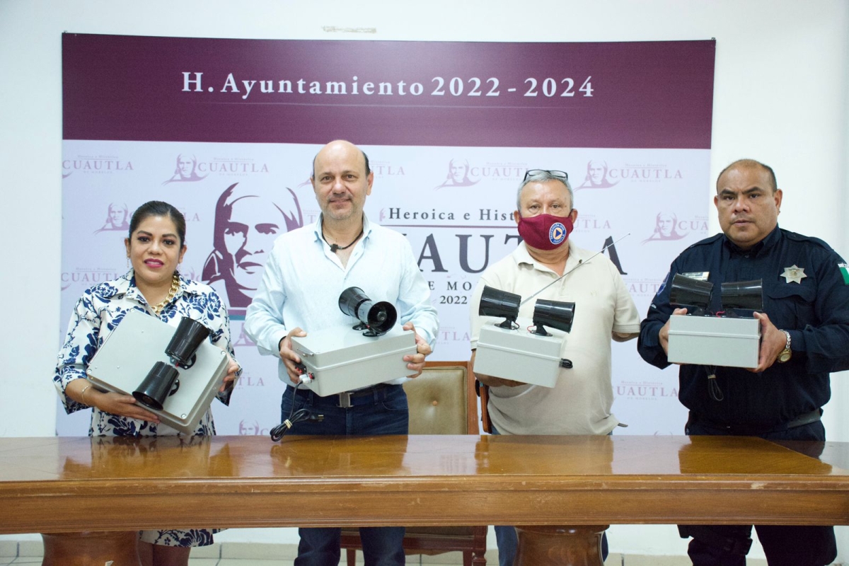 Entrega diputada Paola Cruz cuatro alarmas sísmicas al municipio de Cuautla