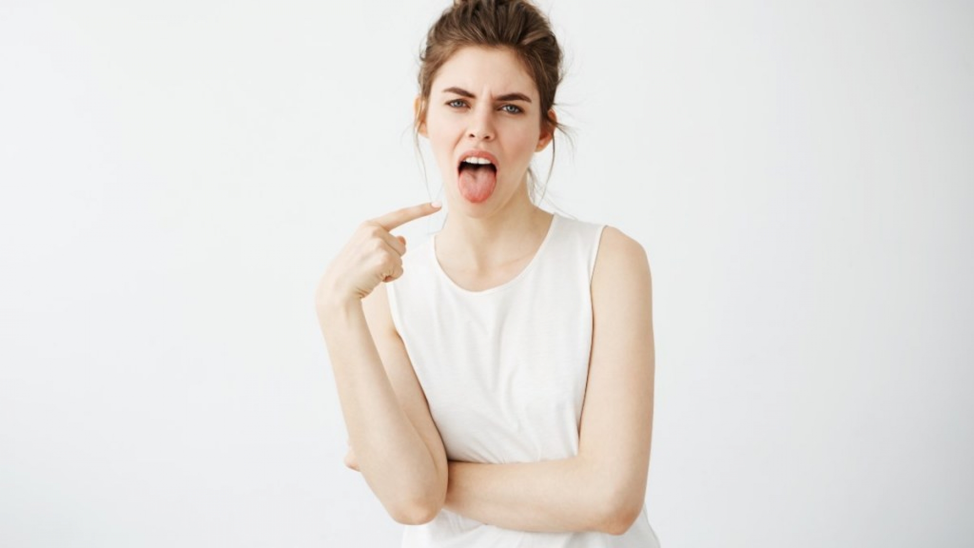 ¿Por qué se pone la lengua blanca y cómo limpiarla para evitar mal aliento?