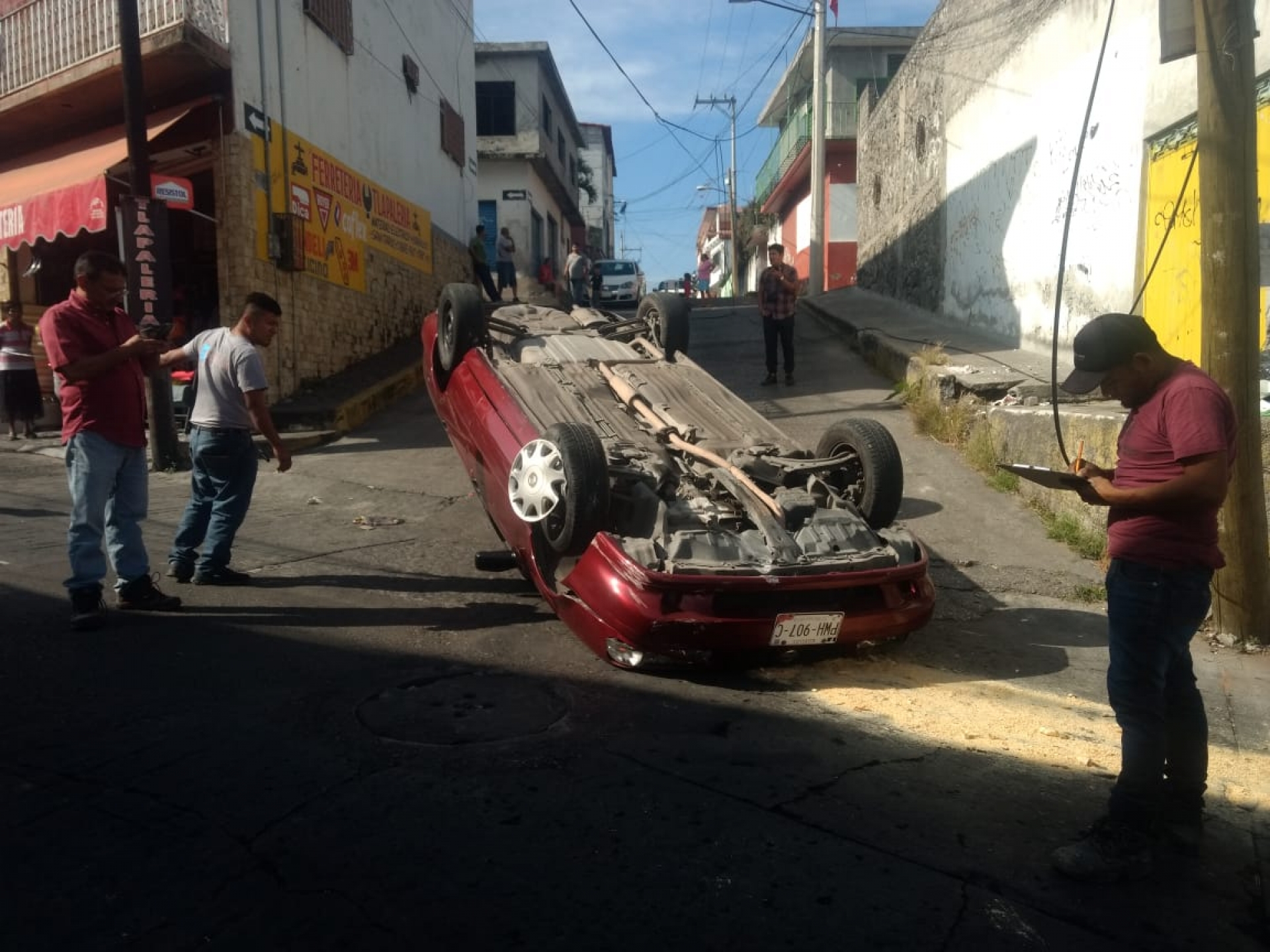 Una persona resultó herida tras volcar automóvil en la calle Ignacio Zaragoza