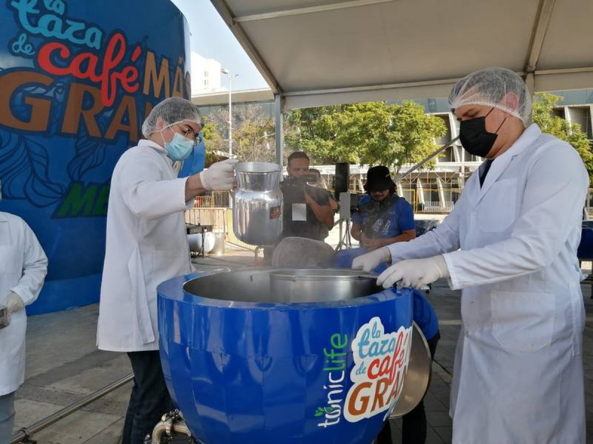 Para despertar: Imponen Récord Guinness del café más grande del mundo en León, Guanajuato