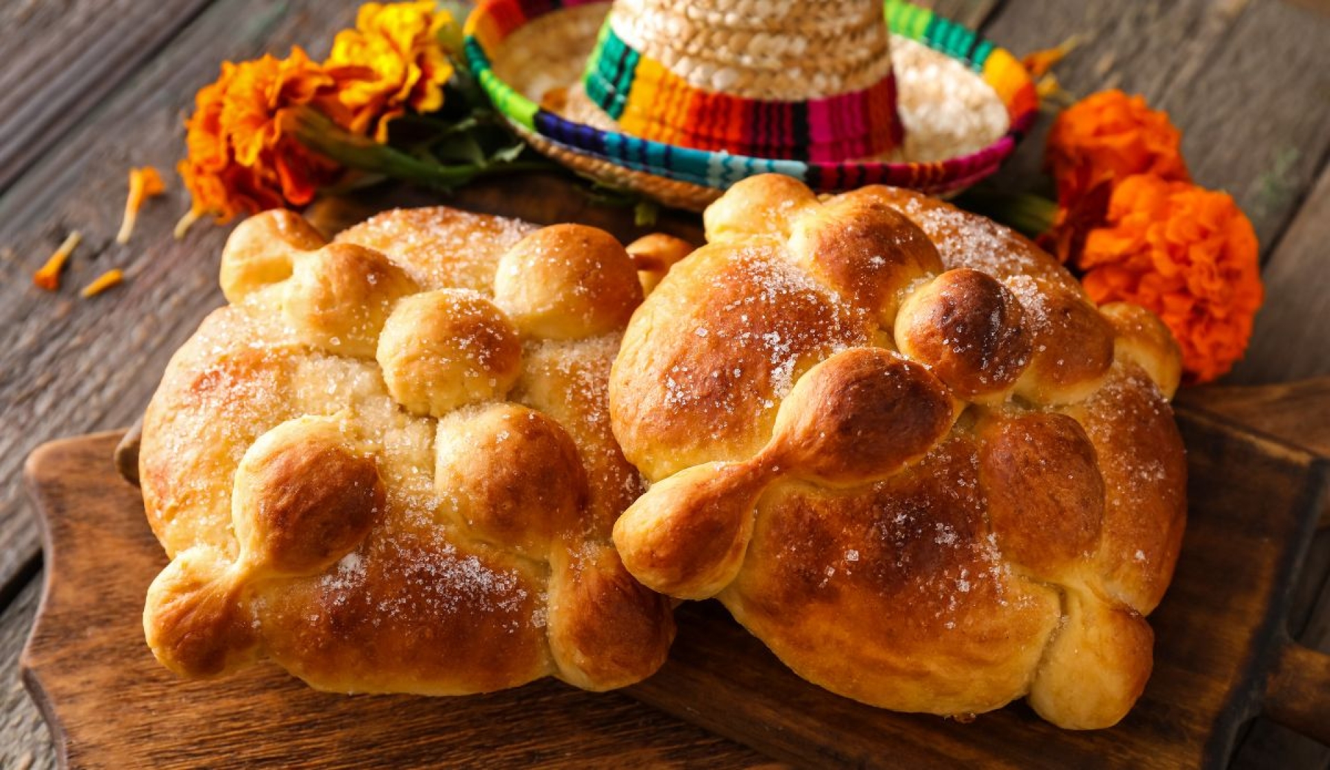 Significado del pan de muerto: huesos, bolita central y azúcar