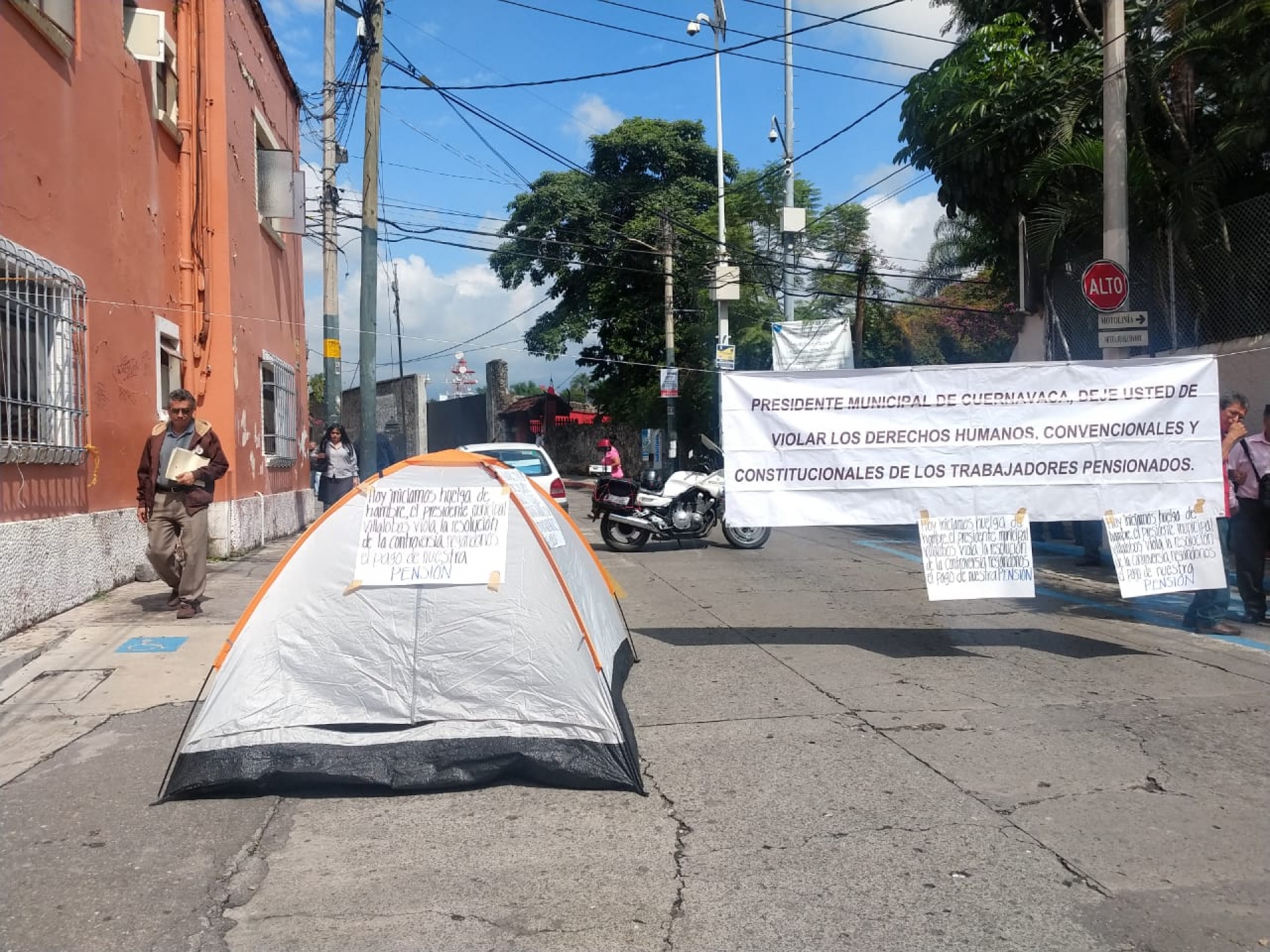 Jubilados del SAPAC se instalaron en plantón; iniciaron una huelga de hambre