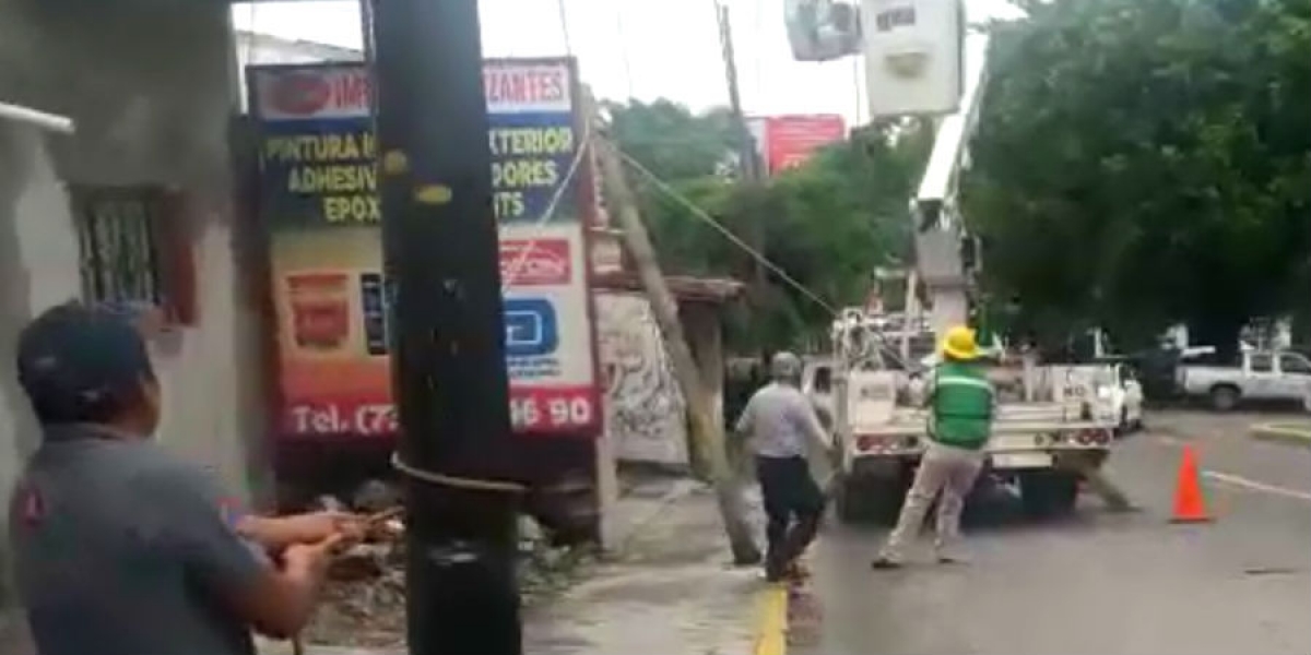 ⁠⁠⁠⁠⁠Atiende PC Cuernavaca reporte de caída de poste de telefonía y árbol