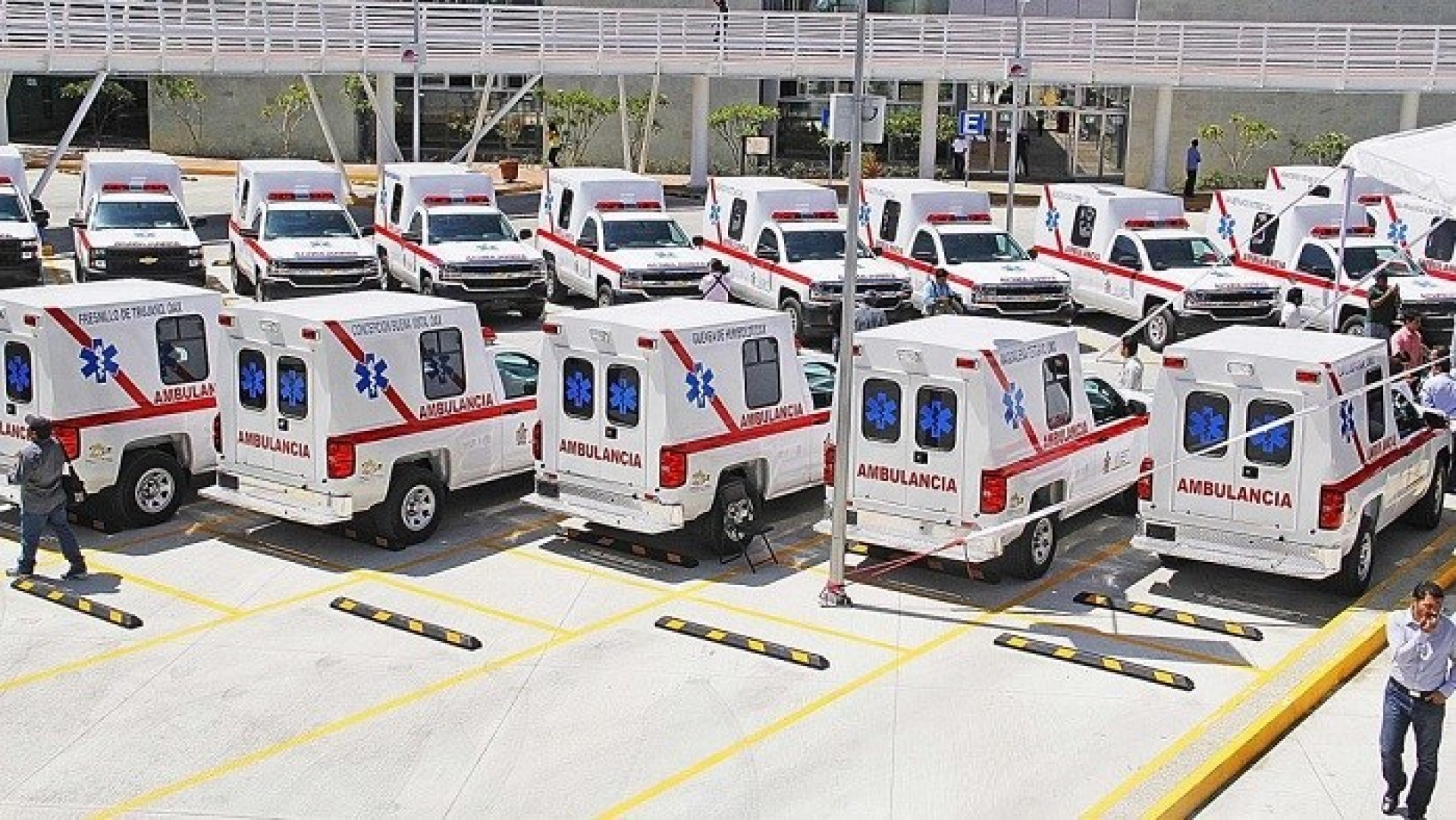 Se comprarán 80 ambulancias con donación de aguinaldo de funcionarios: AMLO