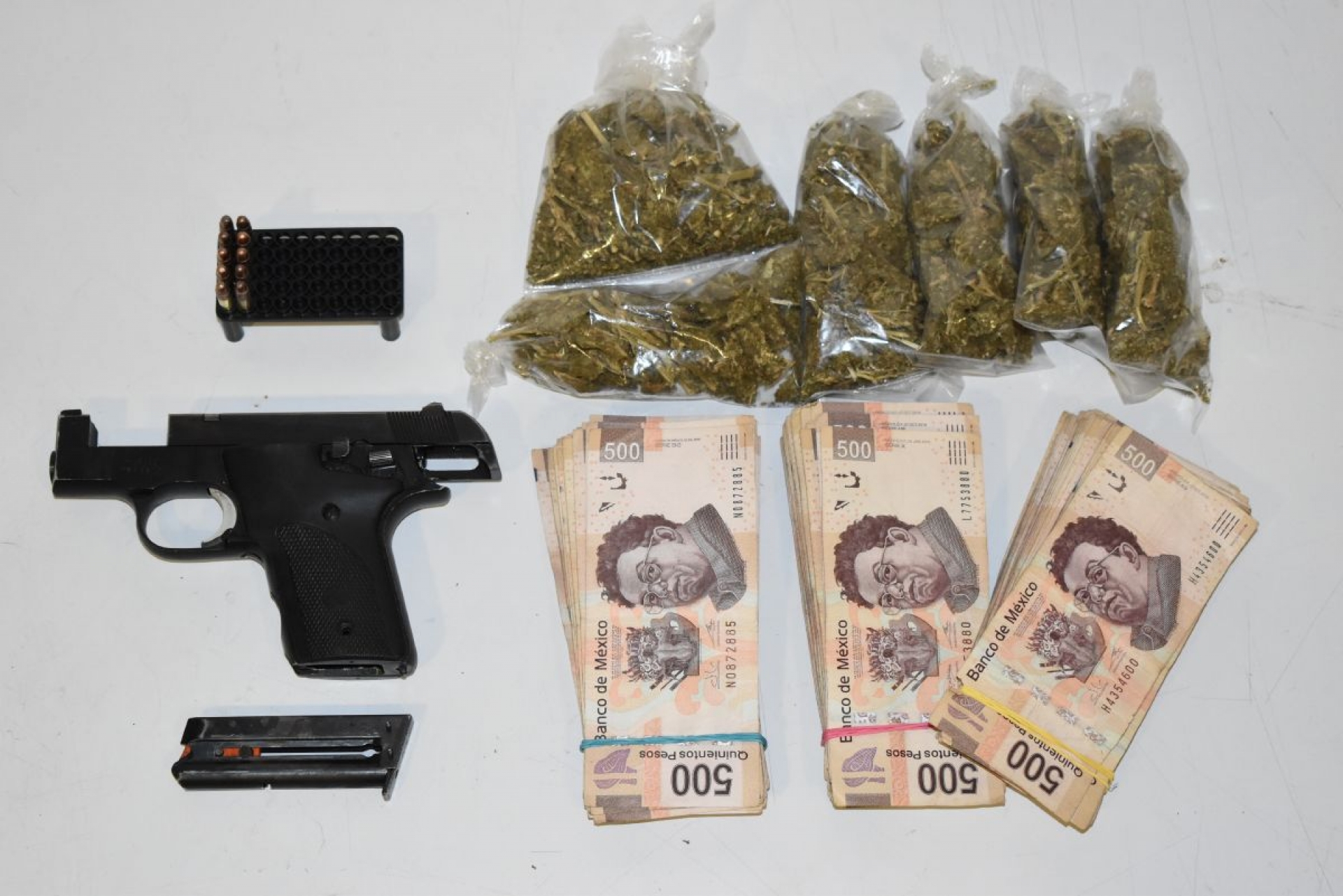 Arrestan a tres jóvenes que presuntamente tenían un arma y droga