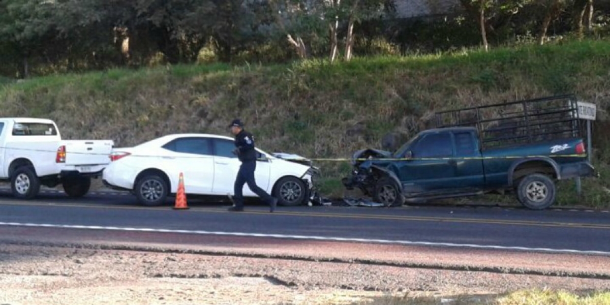 Un muerto y cinco lesionados, saldo de accidente en la autopista La Pera-Cuautla