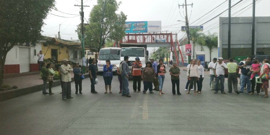 Vecinos de Los Pilares se manifiestan por falta de agua potable; bloquean avenida