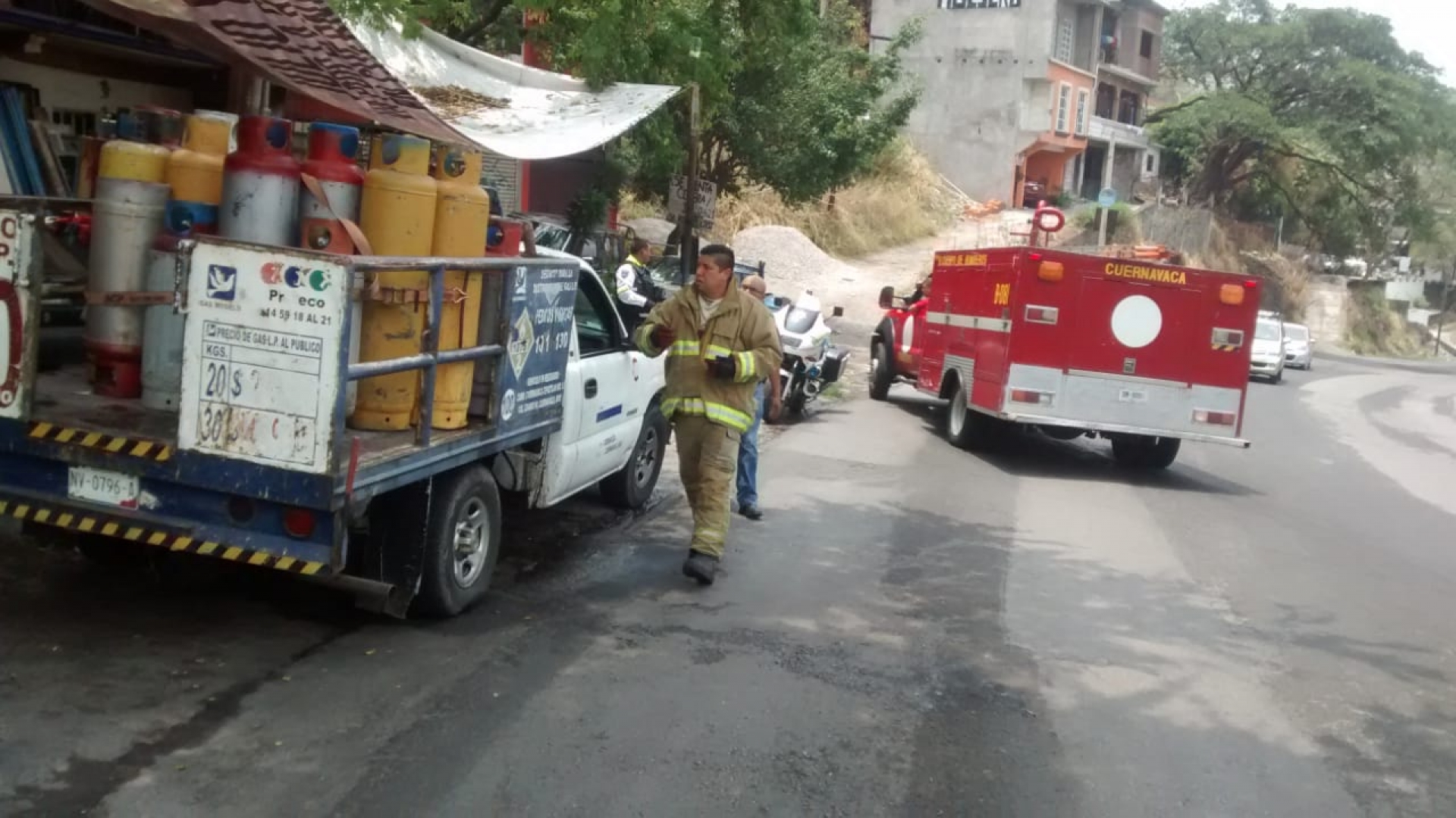 Atienden bomberos reporte de una fuga de gas, en un vehículo repartidor
