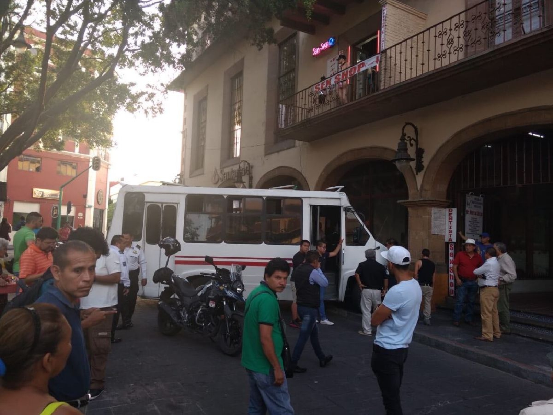 Ruta sin frenos chocó contra el edificio “Bellavista”