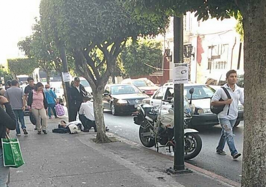 Policía vial chocó contra la puerta de un auto