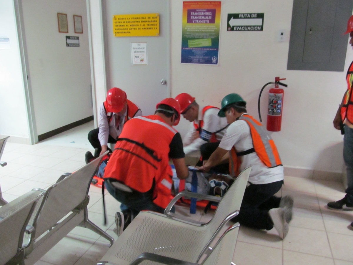 Realizan simulacro de sismo en clínica del ISSSTE