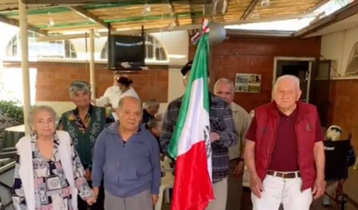 Abuelitos marchan en su propia escolta en un asilo