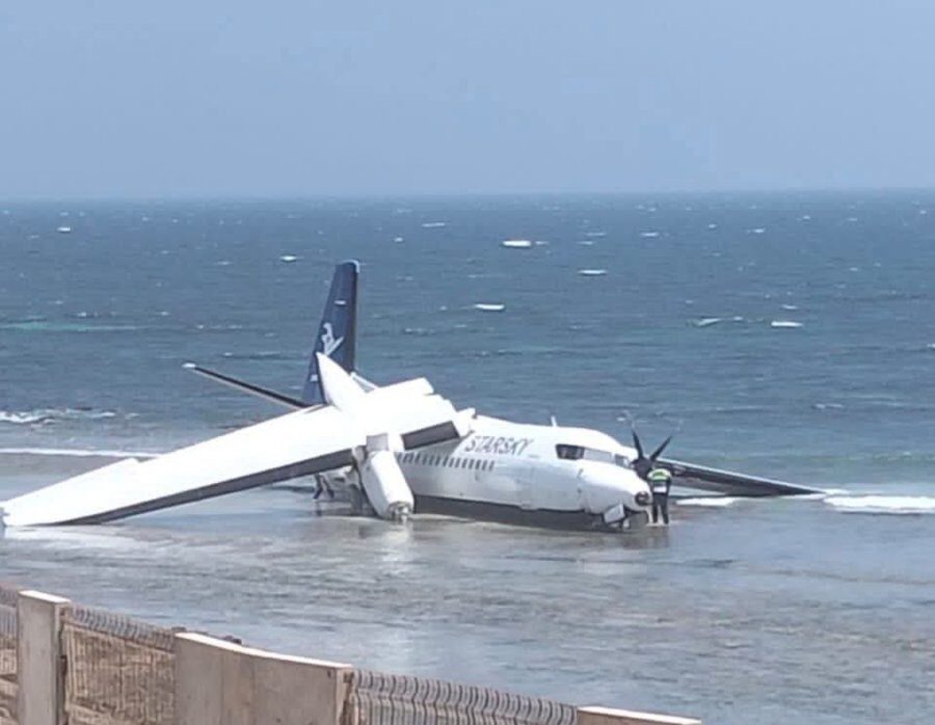 Avión con 55 pasajeros aterriza de emergencia en una playa de Somalia