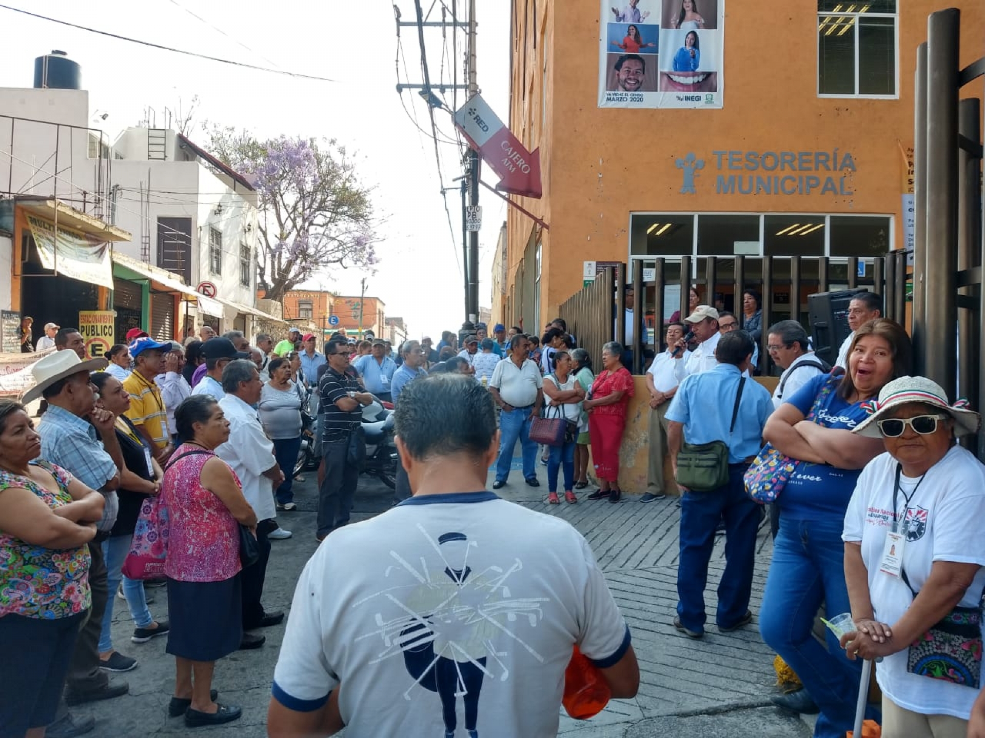 Protestan integrantes de la ANUEE en la Tesorería municipal de Cuernavaca