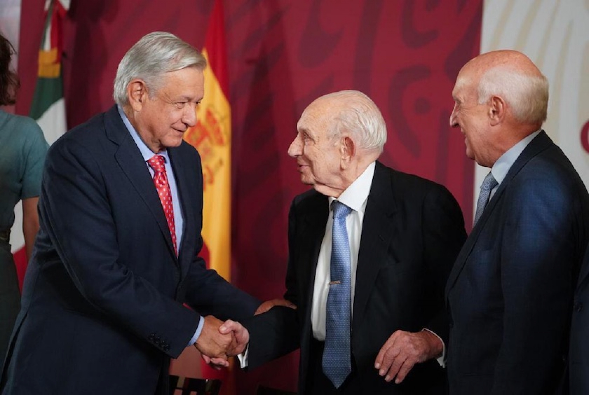 AMLO reconoce a Cárdenas en conmemoración del exilio español