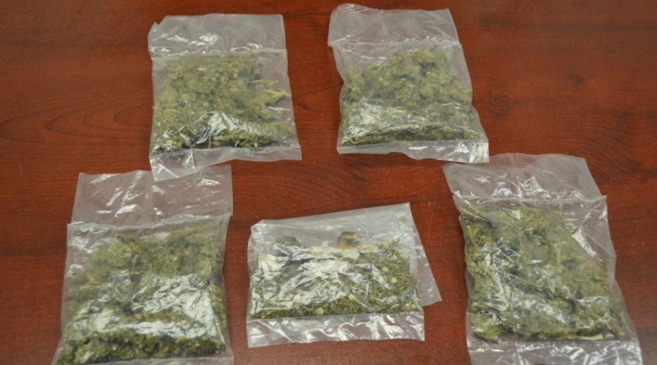 Detienen a dos jóvenes con marihuana