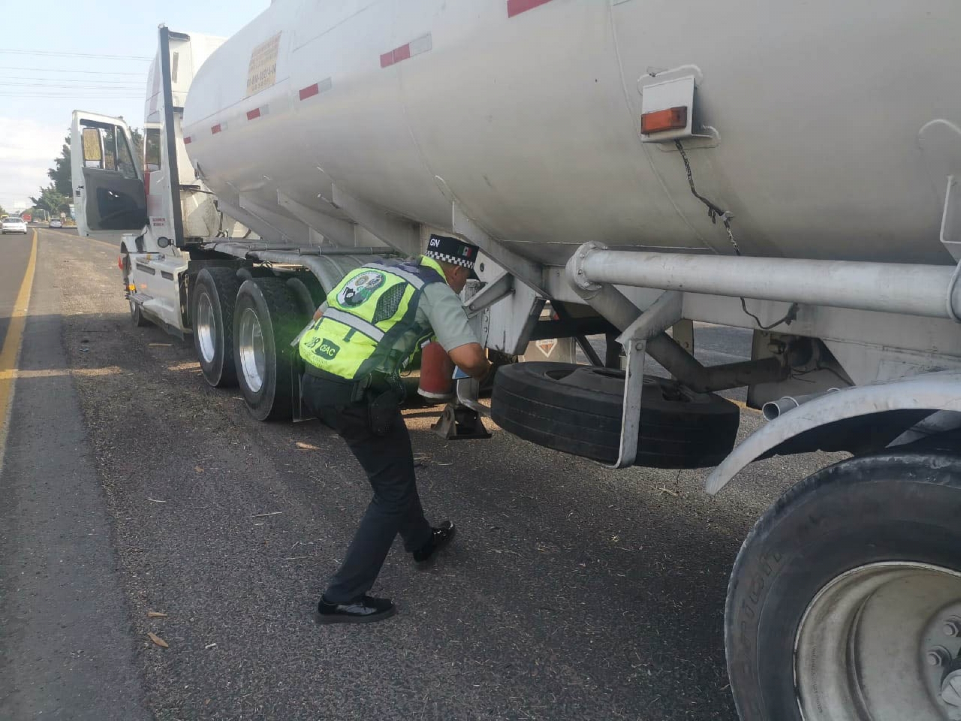 Recuperan guardias nacionales tractocamión en carretera Cuernavaca-Cuautlixco