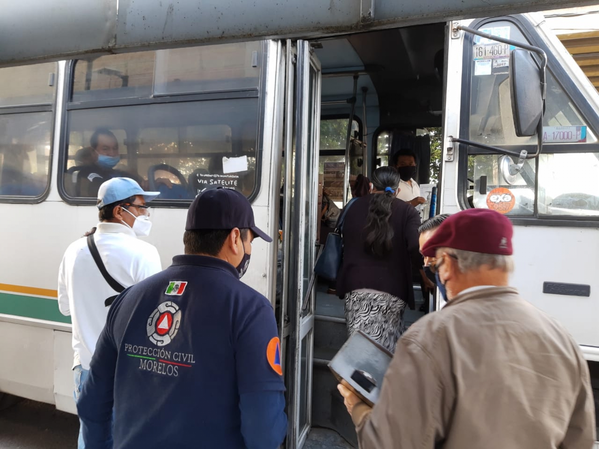 Implementan filtros sanitarios en paraderos del transporte público