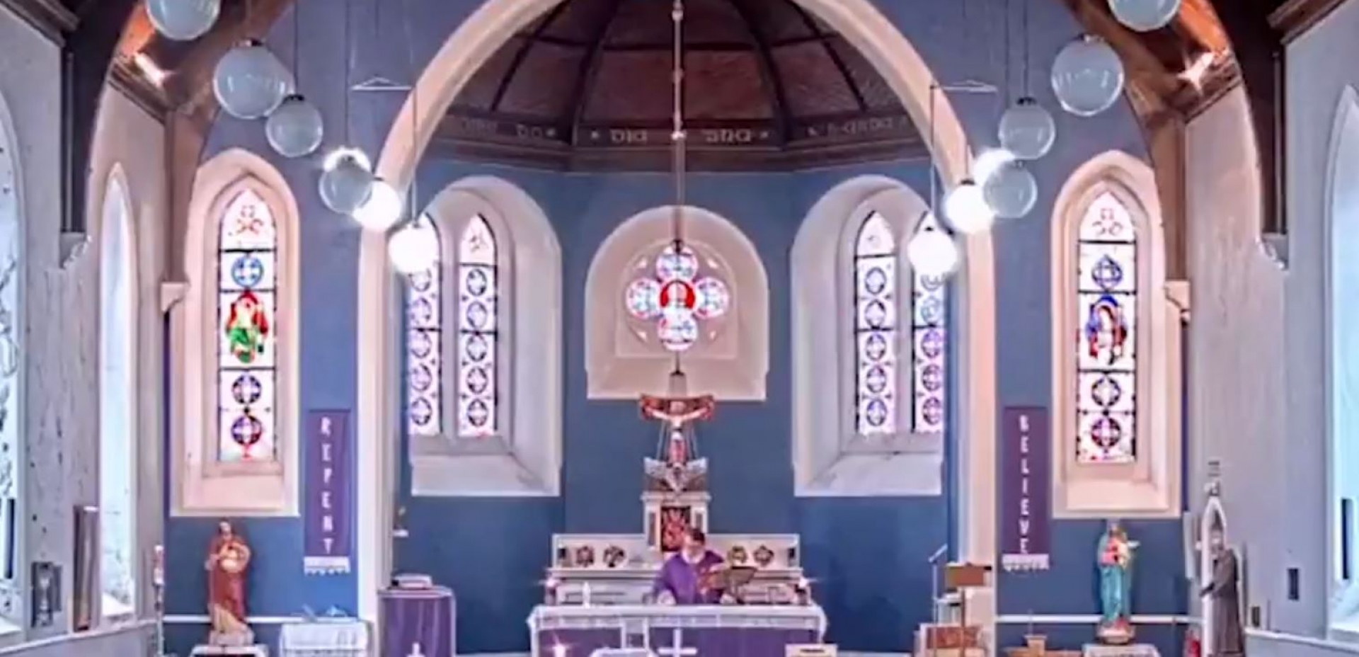 Sacerdote reproduce por error música rap en plena misa virtual