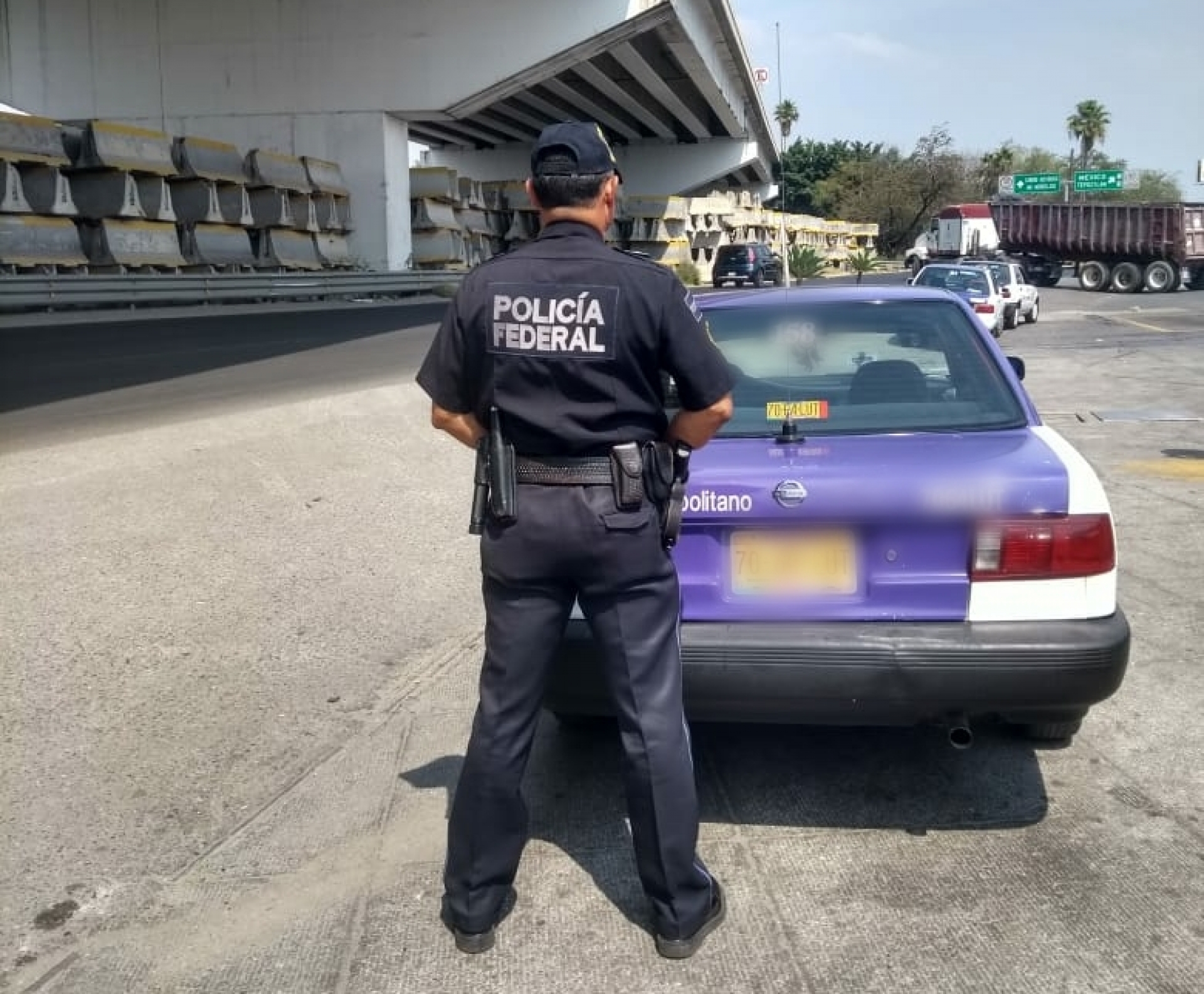 Detiene PF a dos personas que conducían taxis con reporte de robo