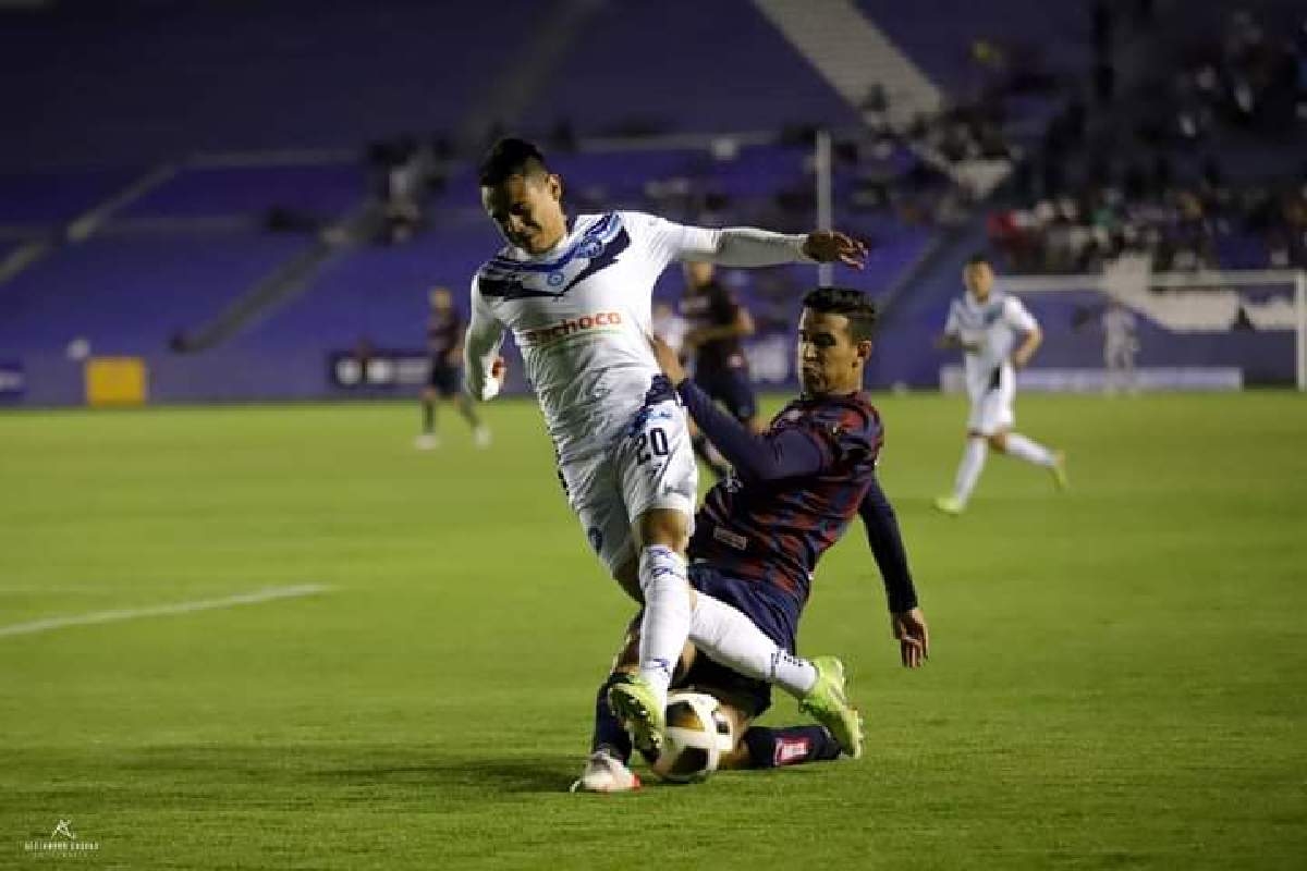 Didyer Catalán es titular con Celaya en semifinales