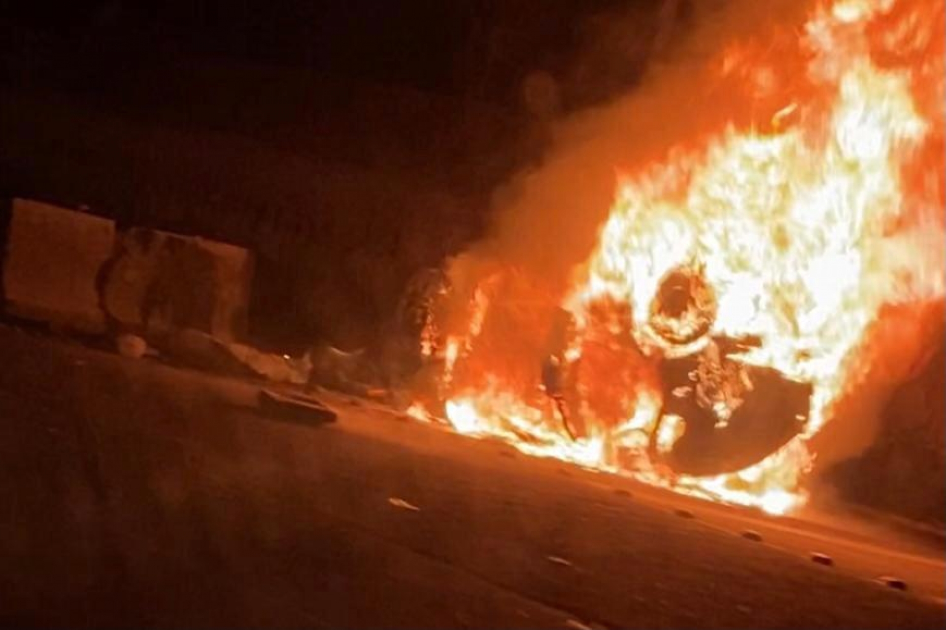 Tres heridos en volcadura e incendio de vehículo en el libramiento Cuautla