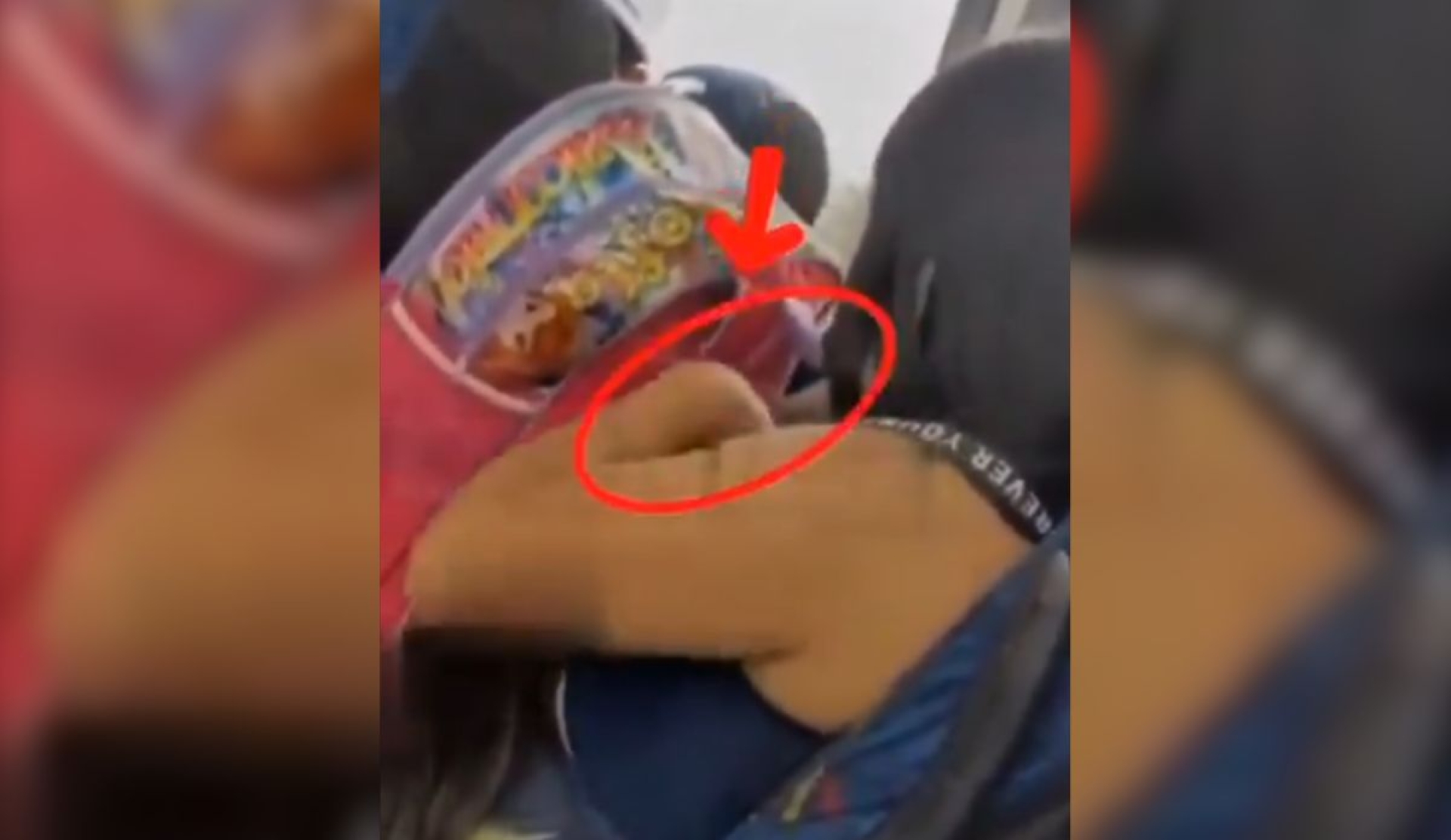 Mujer es captada quitando piojos a su hijo en transporte público de Puebla