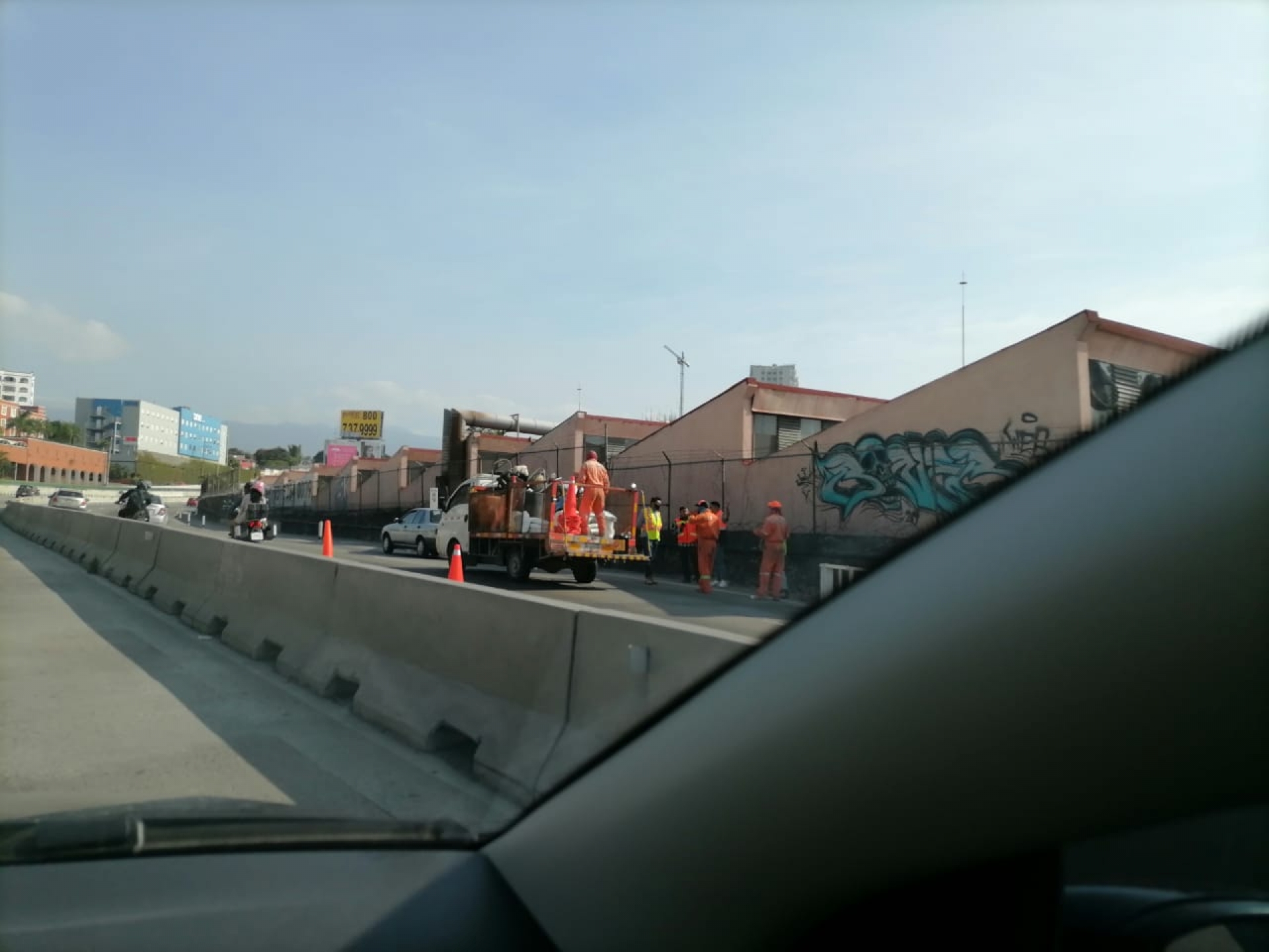 Tráfico lento por trabajos de reparación en carriles exteriores del paso exprés
