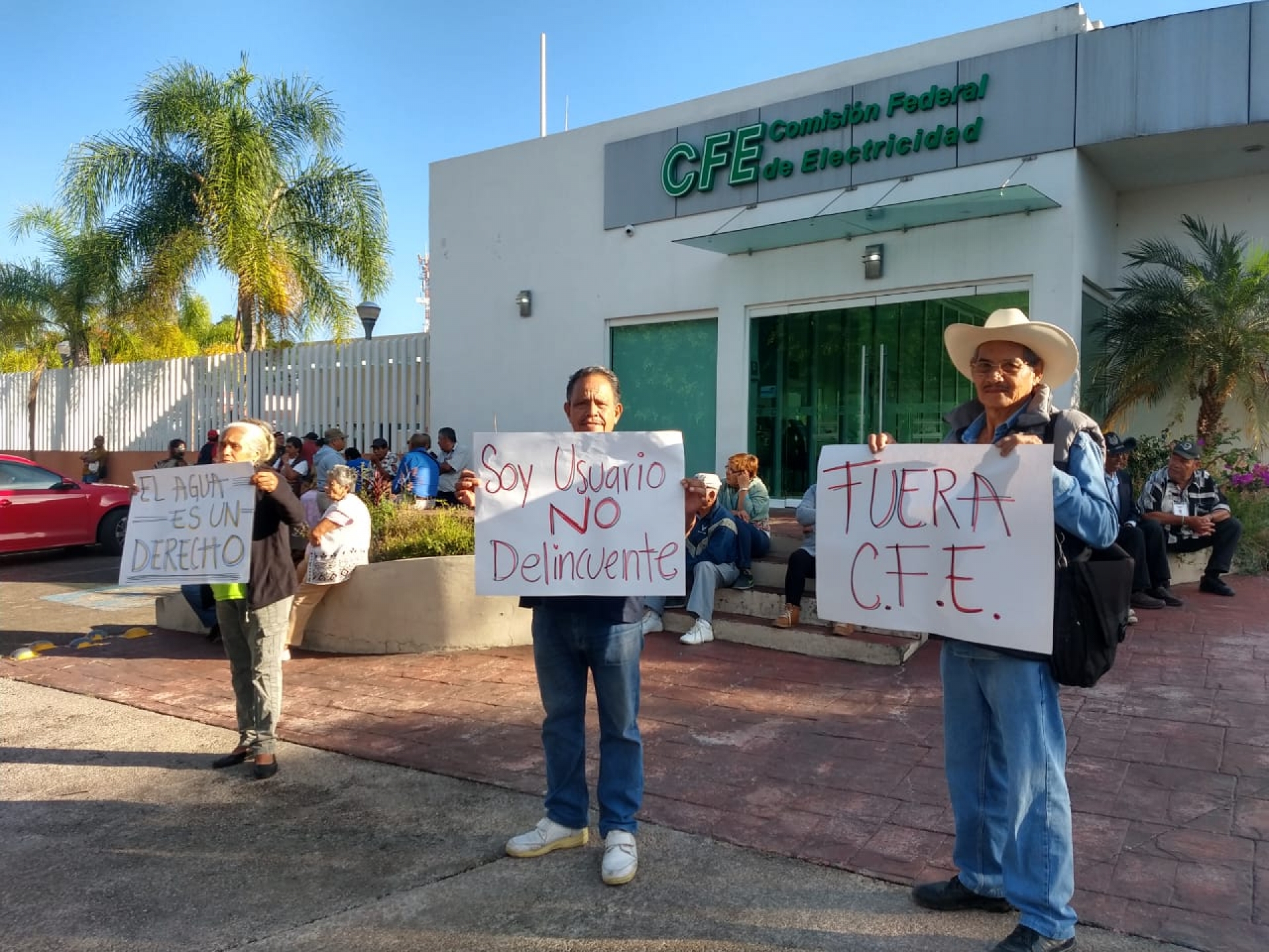 Se manifiesta la ANUEE en instalaciones de la CFE, en Teopanzolco