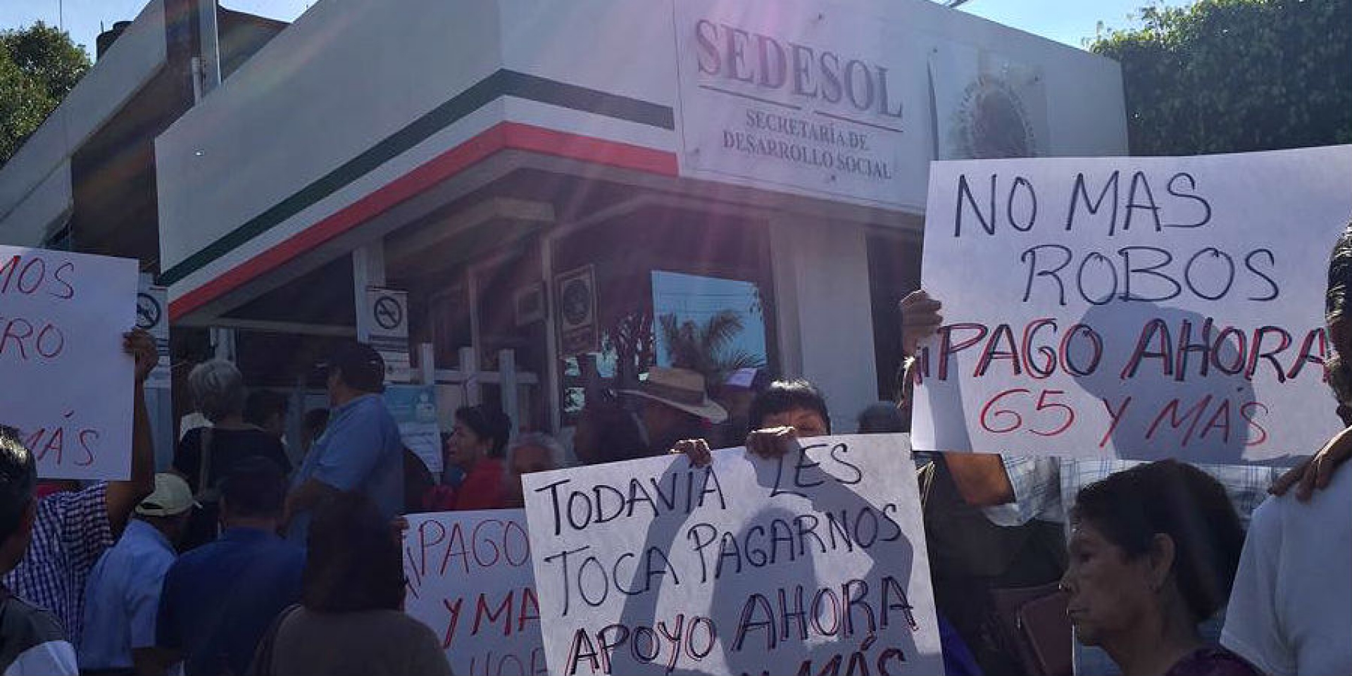 Protestan integrantes de la Asociación Cívica Morelense en Sedesol