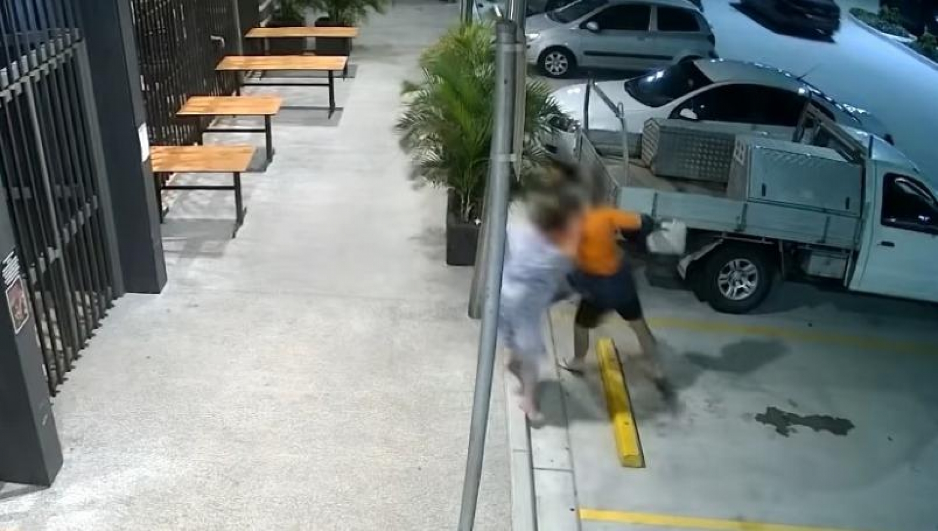 Abuelita derriba a asaltante y recupera su bolso robado
