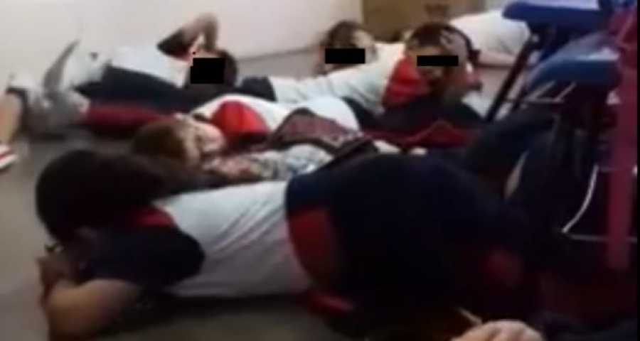 VIDEO: De nueva cuenta, una maestra calma a niños cantando durante balacera