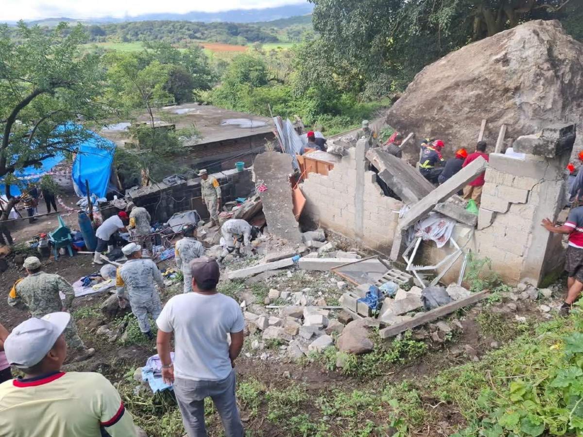 Mueren tres personas tras deslave en Huajintlán
