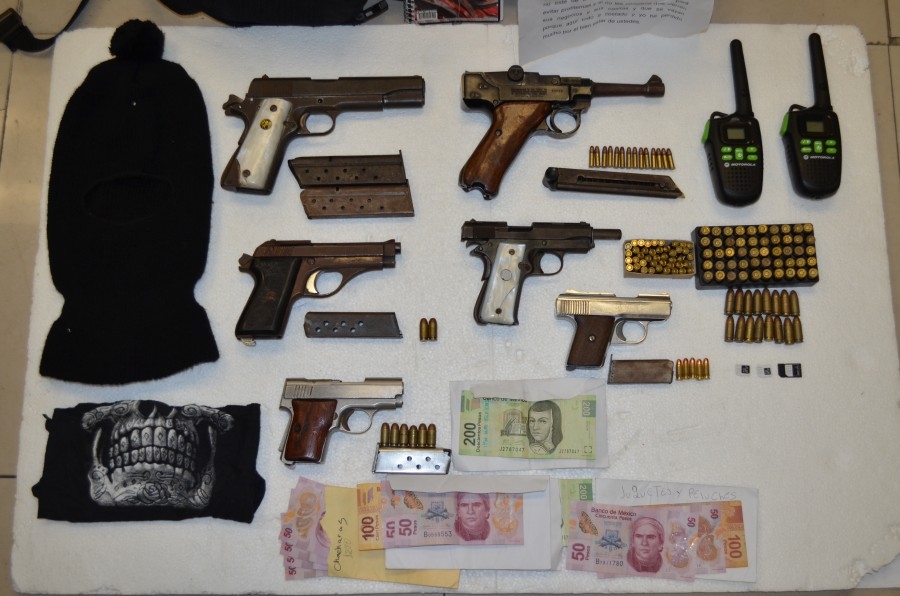 Arrestan a un joven y a una adolescente en posesión de un arsenal