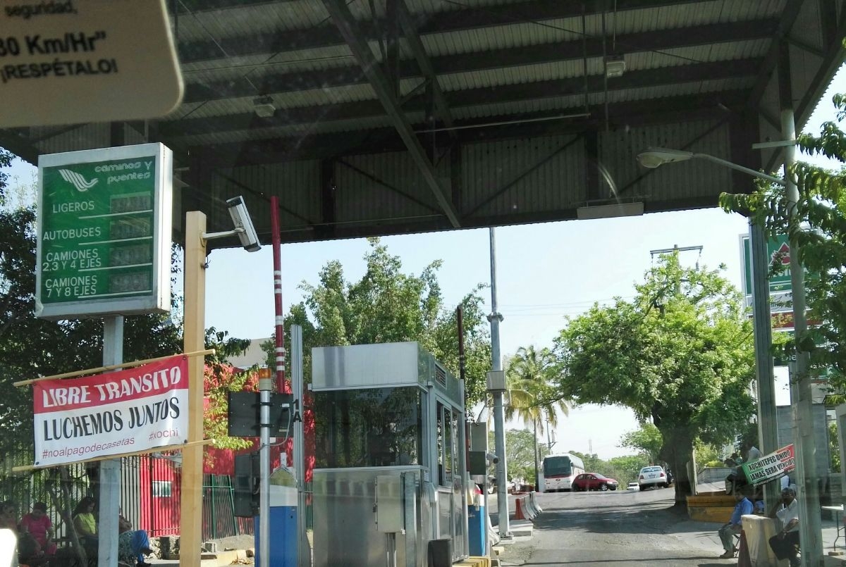 Vecinos de Xochitepec mantienen en su poder caseta de cobro