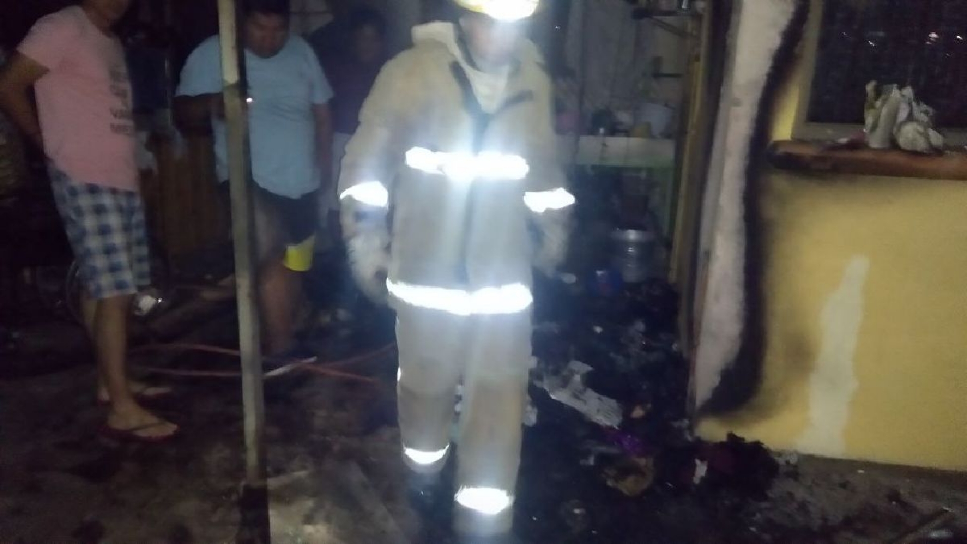 Una sexagenaria resultó lesionada al incendiarse su casa