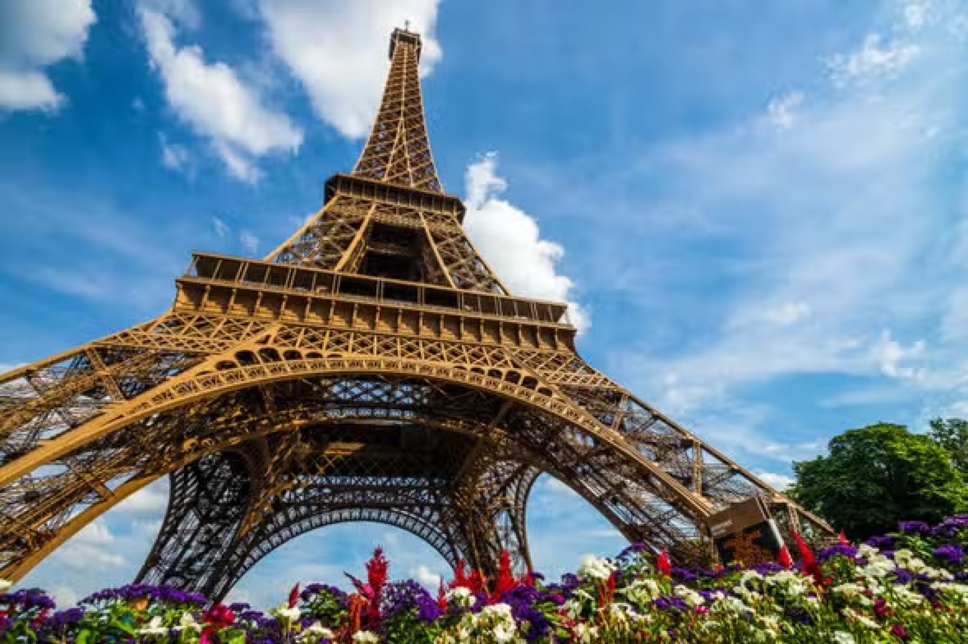 Amenazas de bomba obligan evacuaciones en cinco puntos de París