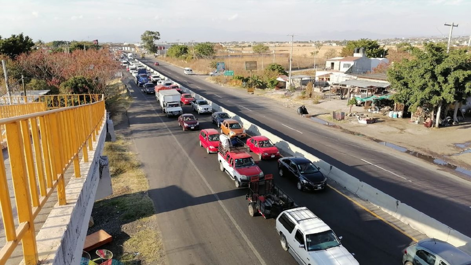 Bloquean carretera México-Oaxaca en protesta por inseguridad