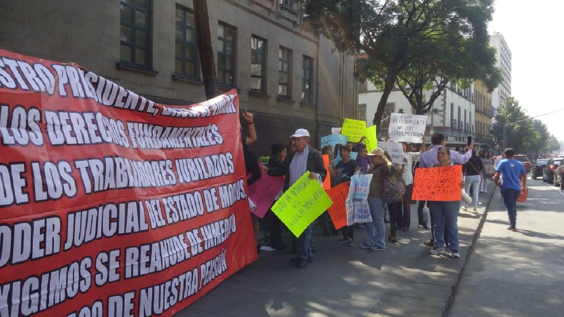 Jubilados del Poder Judicial exigen el pago de sus pensiones